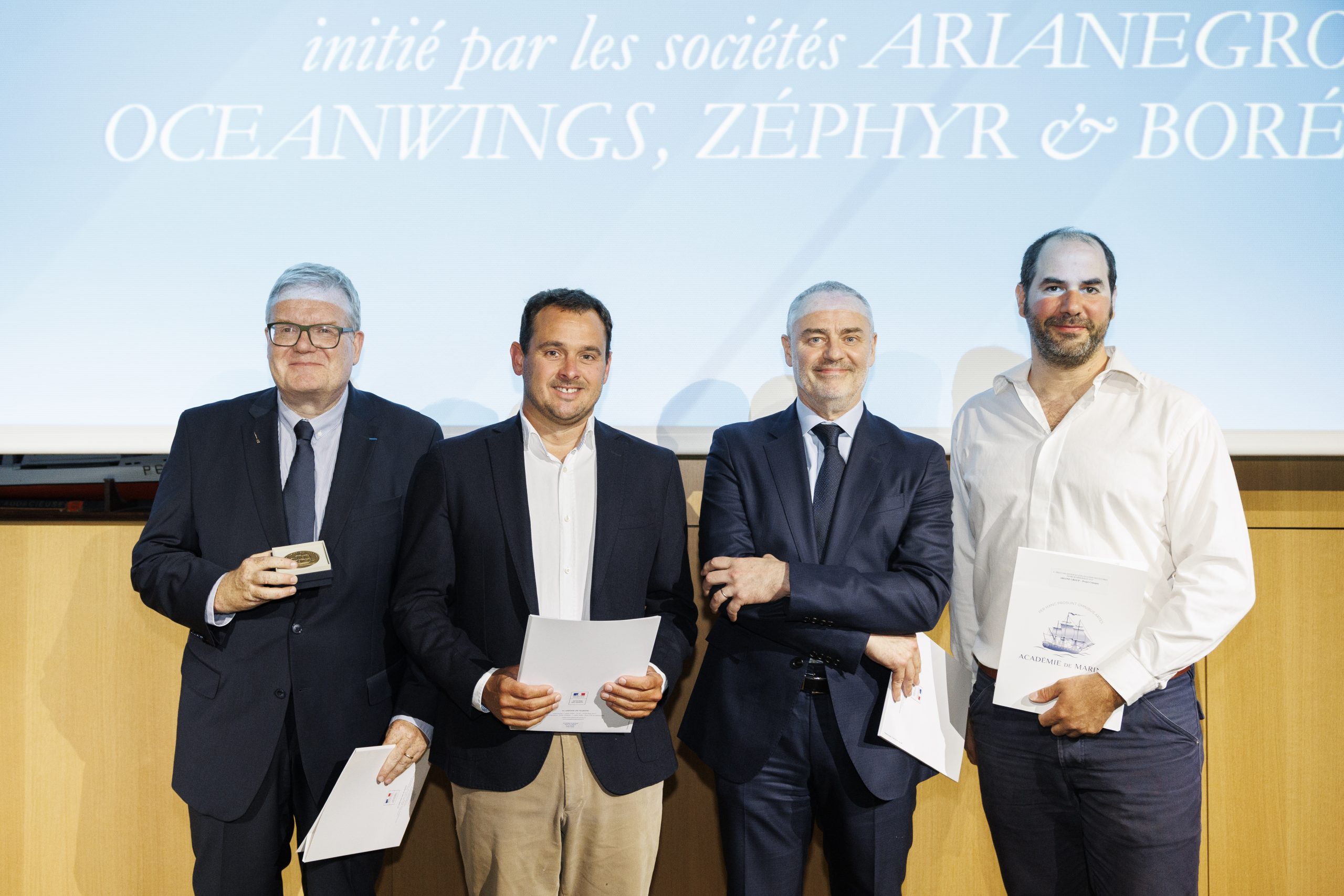 François Deneu (ArianeGroup), Victor Gibon (Alizés), Emmanuel Schalit (CEO OceanWings) und Jérémy Bertaud (VPLP) nehmen den Henri-Kummerman-Preis 2025 für die Canopée entgegen (von links nach rechts).
